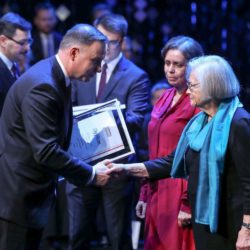 Krystyna Mrugalska odbiera nagrodę od prezydenta A. Dudy